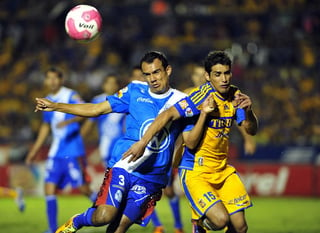 Puebla, con Daniel Guzmán como entrenador, fueron al Volcán a aplacar a los Tigres del norte. (EFE)
