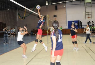 Con gran éxito se llevó a cabo la tercera ronda del Torneo de Voleibol Independencia 2012 en el Gimnasio Torreón de la Unidad Deportiva. (Foto J. Galindo)