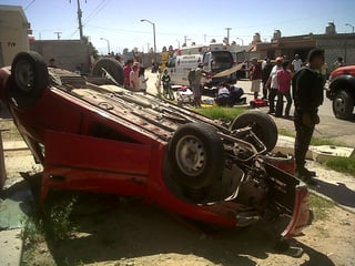 Volcado. El carro que conducía el joven Jorge Luis quedó volcado luego de que atropelló a dos personas.