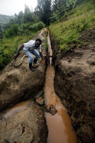 Ingeniero autodidacta ruandés construye sistema hidroeléctrico