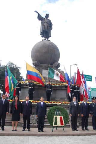 Durante los festejos del Día de la Raza se acostumbra depositar ofrendas florales a los monumentos erigidos a Cristóbal Colón. ARCHIVO