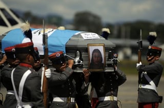 Tragedia. Cadetes de la Escuela Politécnica del Ejército de Guatemala, cargan el féretro de uno de los 72 migrantes asesinados en México; hecho que fue atribuido a Heriberto Lazcano Lazcano.