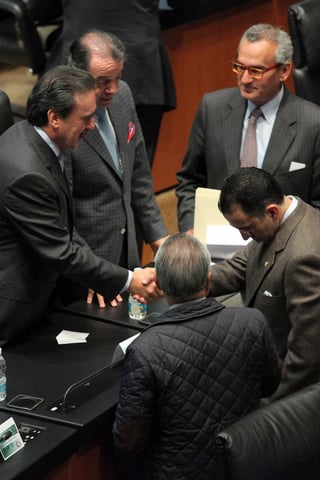 Propuesta.  Los senadores Emilio Gamboa Patrón, Raúl Cervantes (de espaldas), Isaías González y Javier Lozano, entre otros, durante la sesión ordinaria de la Cámara Alta.