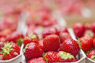 Las fresas, moras, arándanos y frambuesas son las frutas que menos engordan en cualquier caso y que, además, aportan una gran cantidad de antioxidantes y vitaminas, al igual que las cerezas. INGIMAGE
