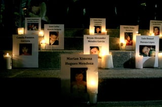 4.- Con velas y fotografías recuerdan a los pequeños muertos en la Guardería ABC. 