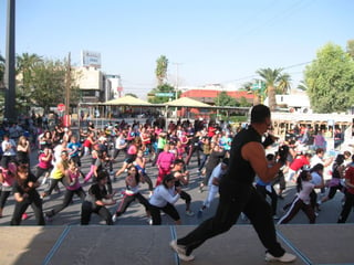 Más de 300 elementos laguneros tomaron parte ayer en la Clase Master de Baile Fitness, Step y Kick Boxing, efectuada en el Paseo Colón. Realizan la Clase Master Tres por Tres