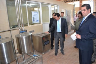 Supervisión. Rector de la UJED realiza visita a agrónomos para revisar avances de taller de lácteos y cárnicos en Gómez Palacio.