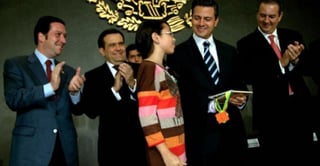 El presidente Enrique Peña Nieto se comprometió este viernes a leer dos libros que le regaló la niña Citlali Salas Juárez durante el Encuentro con Emprendedores que encabezó en la Ciudad de México.
