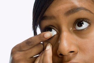 En el caso de las mujeres, el síndrome del ojo seco junto con el abuso de lentes de contacto cosméticos llegan a generar daño en las córneas que eventualmente se traducirán en una nube la cual, dependiendo de su ubicación y extensión, les reducirá el campo visual. INGIMAGE