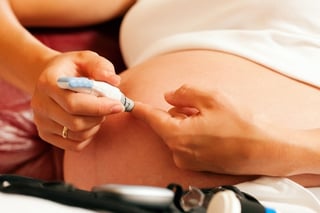 Una mujer embarazada registra una mayor resistencia a la insulina durante la semana 24 a la 28 de gestación debido a cambios hormonales, por lo que se recomienda efectuar un estudio denominado curva de tolerancia a la glucosa durante este periodo. INGIMAGE