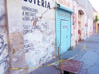 Riesgo. Una barda se encuentra a punto de caer en una finca ubicada en la calle Treviño y casi Presidente Carranza.