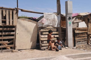 Zona marginada. Familias enteras habitan sin piso firme en sectores como Zaragoza Sur de Torreón.