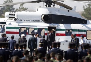 Fortaleza. En la imagen, el presidente Enrique Peña Nieto en su arribo a la celebración del 98 aniversario del Día de la Fuerza Aérea Mexicana en la base aérea de Santa Lucía en Tecámac, Estado de México.