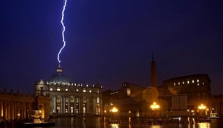 Un fotógrafo de la agencia de noticias EFE, capto justo el momento en el que un rayo ‘golpeó’ la punta de la basílica de San Pedro, el mismo día en que el Papa anunciara el fin de su pontificado. (EFE)
