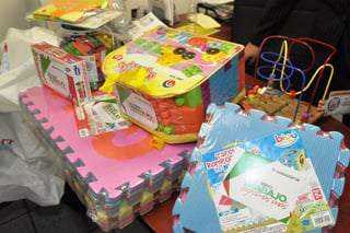 Material. Se entregaron diversos materiales para niños y niñas con necesidades especiales.