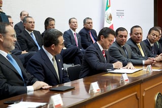 Firma.  El presidente Enrique Peña Nieto firmó la promulgación de la reforma educativa, con lo que dijo, el Estado mexicano ratifica la función rectora que le corresponde, y se reafirma el carácter público, laico y gratuito de la educación que imparte.