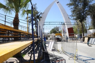 Desde días pasados, ya se coloca una estructura especial en la meta del Maratón Lala, que celebra un cuarto de siglo de fundación. (Jesús Galindo)