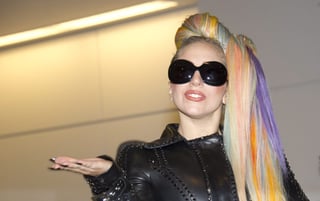 De acuerdo con una versión del portal 'The Sun', Gaga mandó instalar en su casa una gran pecera y compró 27 carpas koi, también conocidas como carpas japonesas. (ARCHIVO)

