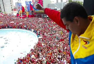 A las afueras del CNE, en la céntrica plaza Diego Ibarra, se concentraban miles de seguidores del chavismo, vestidos con el tradicional rojo que los identifica, para ratificar su apoyo a Maduro, a quien Chávez había designado como su sucesor. (EFE)
