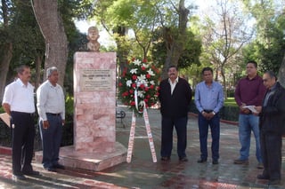 Celebración. Autoridades colocan ofrenda floral y montan una Guardia de Honor, frente al busto de Lázaro Cárdenas.