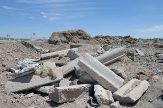 También escombro. En el centro ubicado a un costado del Bosque Urbano dejan escombros del bulevar que se construye en el lugar.