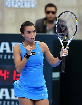 La mexicana Ana Sofía Sánchez celebra un punto ante la húngara Timea Babos, durante el primer día del Abierto de Tenis Femenino de Monterrey. (EFE)