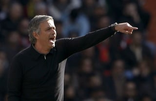 El futuro de Mourinho estaría en el Chelsea según la prensa británica. (Archivo)