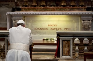 Reza. Visita el Papa Francisco la tumba de Juan Pablo II por su octavo aniversario luctuoso.