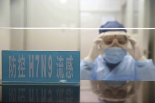 La primera víctima del virus H7N9 se confirmó el 10 de marzo en dos análisis efectuados en laboratorios, pero no se comunicó la existencia de un nuevo virus de la gripe aviar hasta el 31 de marzo. ARCHIVO