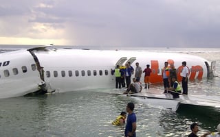 El avión, un Boeing 737 que procedía de Bandung sobrepasó la pista por causas que se desconocen y que están siendo investigadas, indicó el servicio de Aviación Civil. (EFE)
