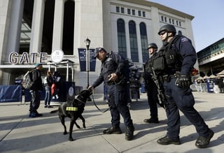 Seguridad.  La Policía de Nueva York aumentó la vigilancia en eventos públicos, como el juego de los Yanquis ayer. 