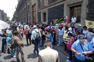 Protesta. Profesores integrantes de la CNTE se manifiestan fuera de las instalaciones de la SEP, en la plaza de Santo Domingo, en el centro Histórico de la Ciudad de México.