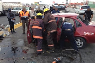 FATAL. El accidente que se registró ayer por la mañana en la carretera Torreón-San Pedro, a la altura de la UVM, dejó como saldo tres personas sin vida.
