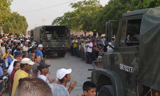 Felices. Una multitud que aplaude a los militares que ingresan a los poblados de Tierra Caliente, en Michoacán.
