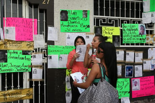 Justicia. Mensajes y fotografías de los 12 jóvenes desaparecidos tras un supuesto operativo policial fueron colocados en el exterior del bar 'Bicentenario', en la turística Zona Rosa, en Ciudad de México.