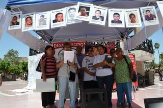 Piden ayuda. Las familias de los desaparecidos en la región armaron una protesta simbólica en la Plaza de Armas de Torreón.