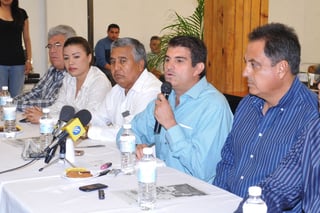 Cabildo. 'Pepe' Campillo acompañado de los que será el Cabildo reitera el compromiso con la ciudadanía de Gómez Palacio.  