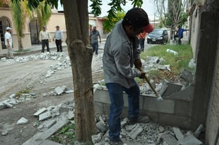 A marrazos. Personal de Obras Públicas Municipal se encargó de demoler las bardas en Villa Jardín de Lerdo.