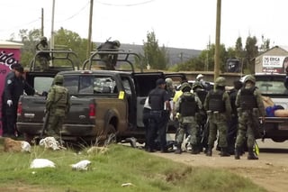 Balacera. Soldados y agentes policiales resguardan la zona donde se registró un choque armado, en Sombrerete, Zacatecas, que dejó un saldo de al menos trece presuntos delincuentes muertos.