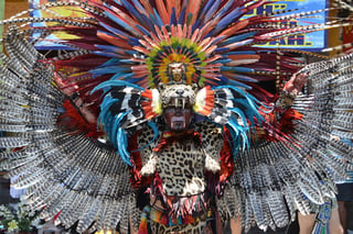 Orgullo. Cada uno de los danzantes puede adornar su vestimenta azteca como lo prefiera, algunos trajes son muy elaborados.
