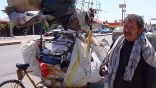 Cansado. José Ángel tiene 65 años y desde hace 5 se dedica a la recolección de materiales reciclables entre la basura.