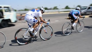 Familiares y amigos del veterano ciclista Santos Mayorga Santana le han organizado para hoy una carrera en su honor en la autopista Torreón-San Pedro. Carrera de homenaje para el ciclista Santos Mayorga