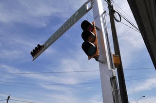 El sistema de luces de colores verde, amarillo y rojo, viene de las señales usadas en el sistema ferroviario, que a su vez las tomó como legado de las señales marítimas. ARCHIVO