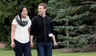 Felices. El fundador de Facebook junto a su esposa en una exposición de tecnología.