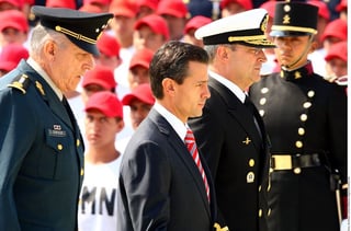 En perspectiva. El presidente Enrique Peña con el titular de Sedena Salvador Cienfuegos, y de Marina Vidal Soberón Sanz.