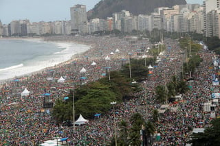 Clausura.  Fieles en la misa de clausura de la Jornada Mundial de la Juventud en la playa de Copacabana, en Río de Janeiro, Brasil.