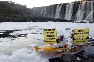 Reservas.Activistas de la organización ambientalista abordo de unos kayaks frente a la cascada de El Salto de Juanacatlán, uno de los más contaminados del país.