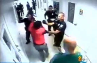 Las cámaras de seguridad captaron el momento en que un policía toma del brazo a una chica que circulaba tranquilamente por el pasillo y quien al intentar liberarse, recibe un potente puñetazo de parte del uniformado. ESPECIAL