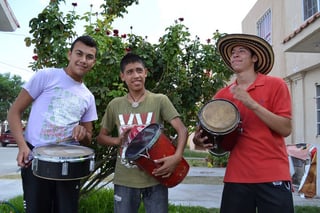 Grupo. Alonso, Martín y  Rogelio contagian a quienes los rodean del ritmo de la música colombiana que interpretan.