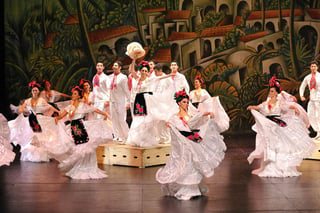 Veracruz. Los tradicionales sones jarochos y sus espectaculares coreografías, pasos y suertes, además de su alta calidad en el vestuario, fueron uno de los actos con los que más gozó el público asistente.